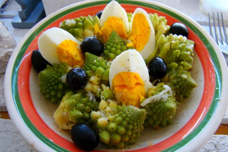 Sałatka romanesco z jajkiem i oliwkami Sałatka romanesco z jajkiem i oliwkami