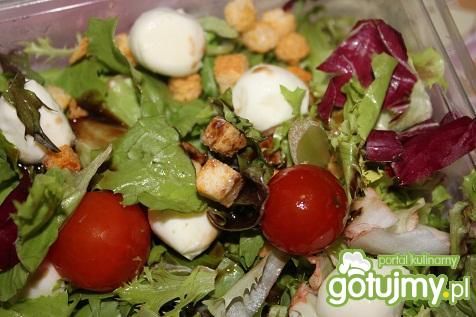 Sałatka  rukolą , grzankamii  mozarellą  Sałatka  rukolą , grzankamii  mozarellą