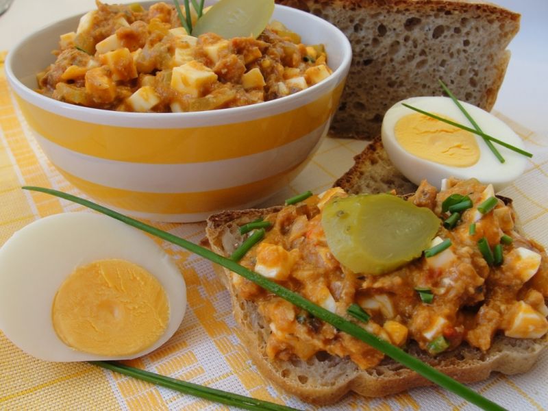 Sałatka rybna z jajkiem