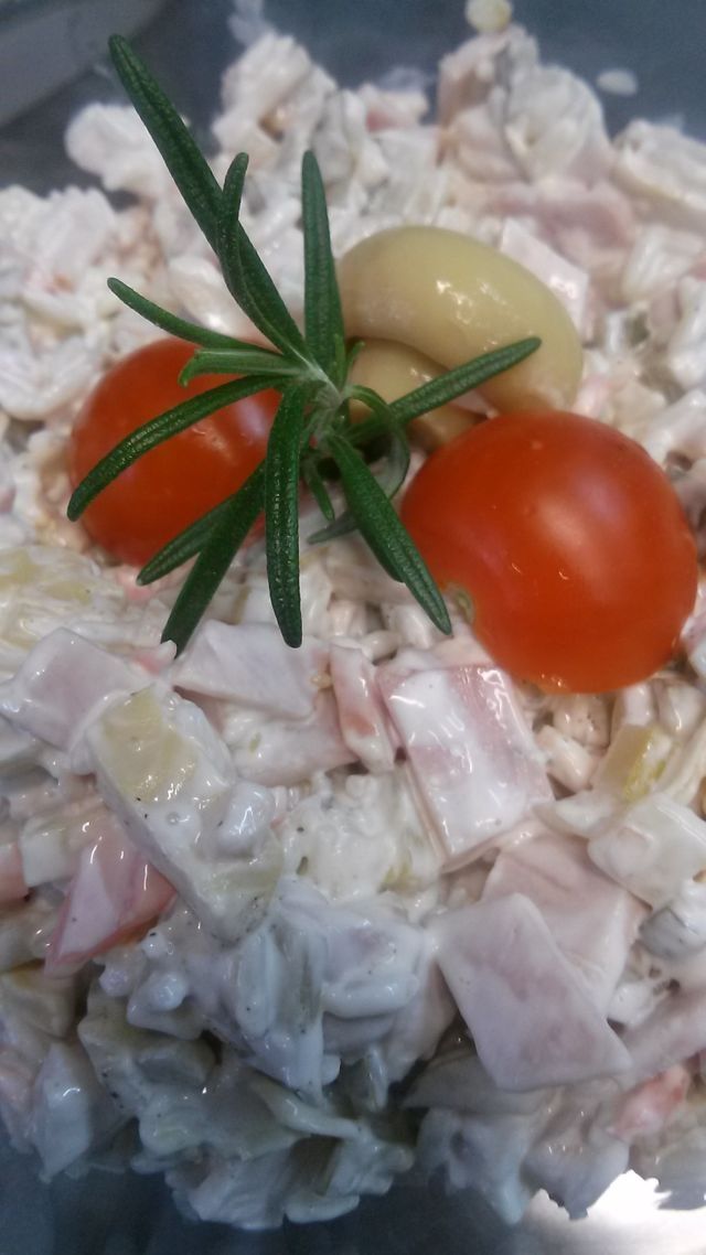 Sałatka ryżanka z pieczarkami , szynka i ogórkami 