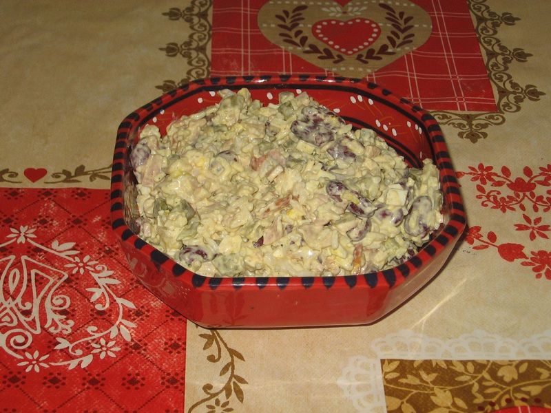 Sałatka ryżem, szynką i czerwoną fasolą Sałatka ryżem, szynką i czerwoną fasolą