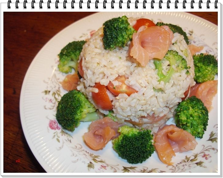 Sałatka ryżowa Eli z wędzonym łososiem