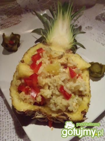 Sałatka ryżowa w ananasie