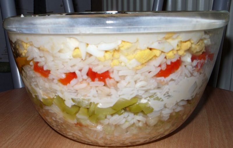 Sałatka ryżowa warstwowa