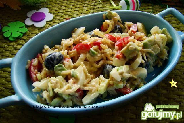 Sałatka ryżowa z awokado i oliwkami 