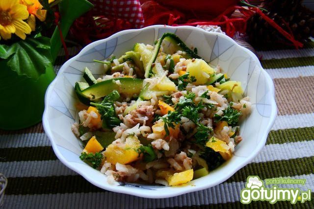 Sałatka ryżowa z cukinią i tuńczykiem 