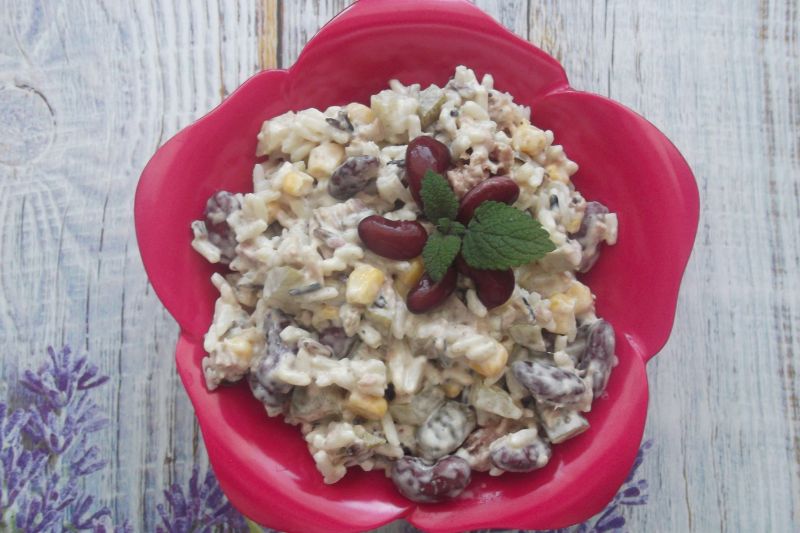 Sałatka ryżowa z czerwoną fasolą i tuńczykiem Sałatka ryżowa z czerwoną fasolą i tuńczykiem