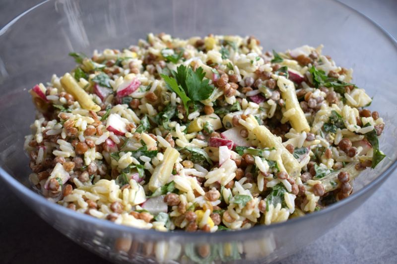 Sałatka ryżowa z fasolką szparagową i rzodkiewką Sałatka ryżowa z fasolką szparagową i rzodkiewką