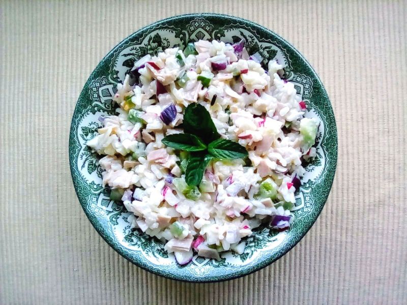 Sałatka ryżowa z jajkiem, wędliną, papryką  Sałatka ryżowa z jajkiem, wędliną, papryką