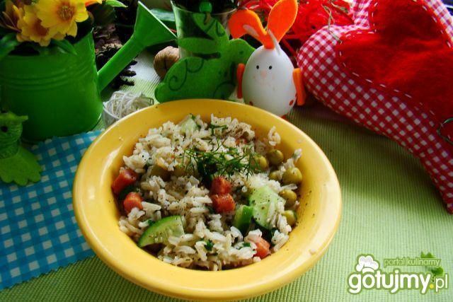 Sałatka ryżowa z kabanosem i groszkiem 