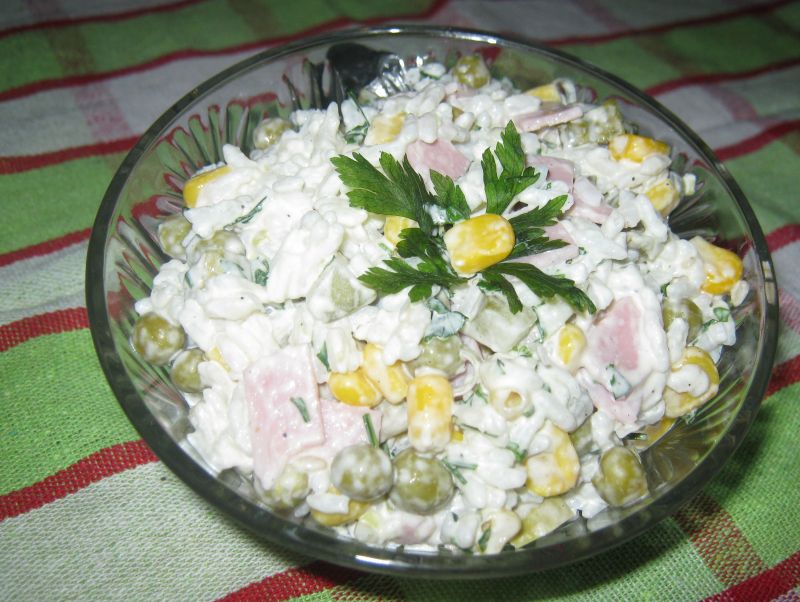 Sałatka ryżowa z konserwowymi dodatkami