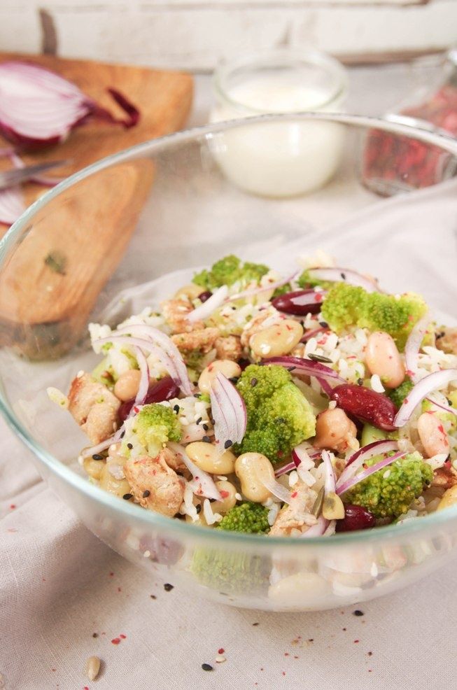 Sałatka ryżowa z kurczakiem, brokułami i fasolą