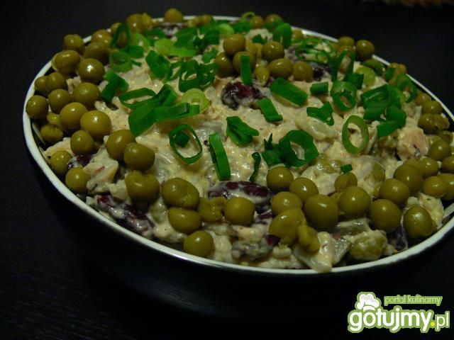 Sałatka ryżowa z kurczakiem, fasolą i...