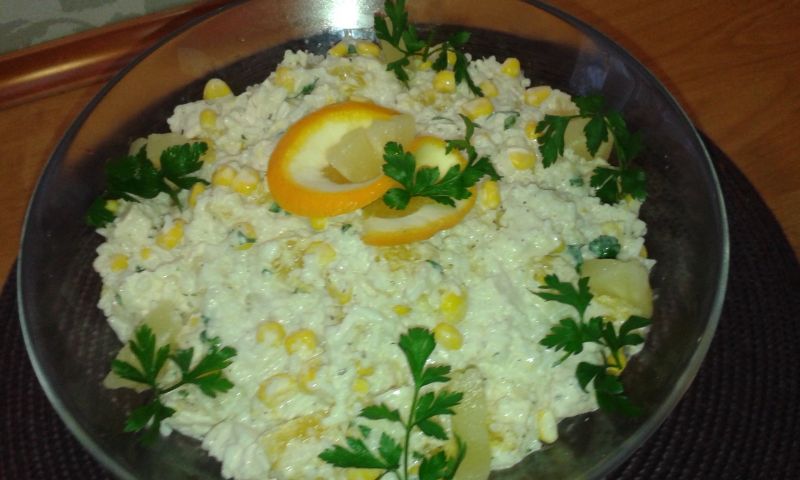 Sałatka ryżowa z kurczakiem i owocami