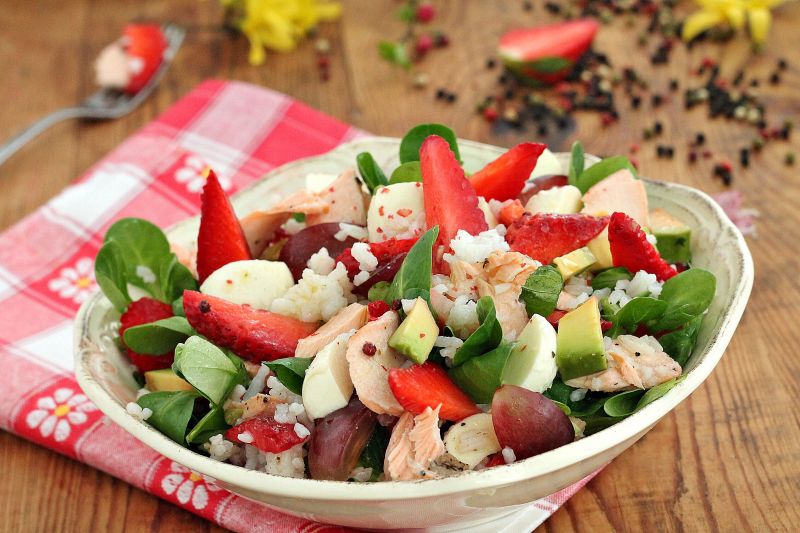 Sałatka ryżowa z łososiem na parze Sałatka ryżowa z łososiem na parze