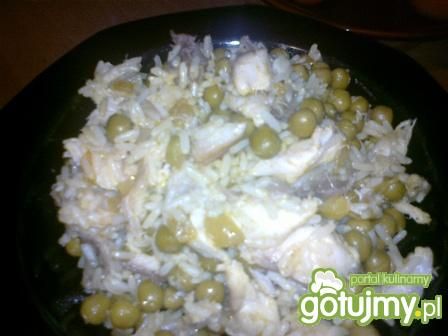 Sałatka ryżowa z makrelą.