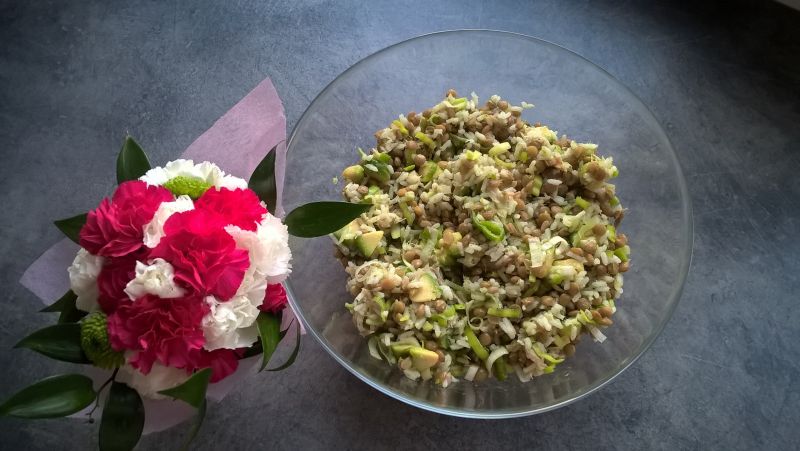 Sałatka ryżowa z makrelą, awokado i porem   Sałatka ryżowa z makrelą, awokado i porem