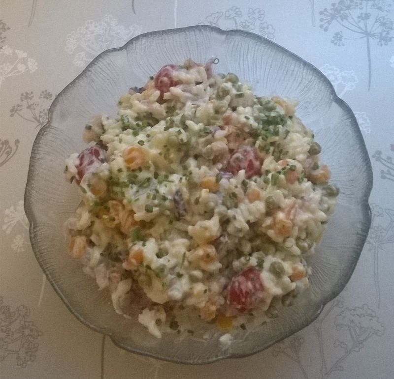 Sałatka ryżowa z matiasem, pomidorkami, groszkiem Sałatka ryżowa z matiasem, pomidorkami, groszkiem