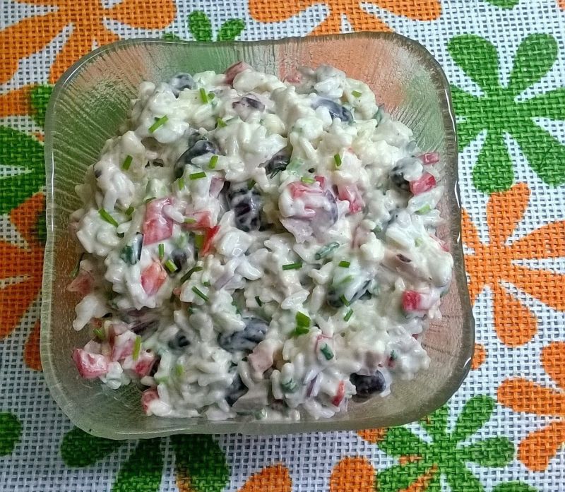 Sałatka ryżowa z mięsem i czerwoną papryką 