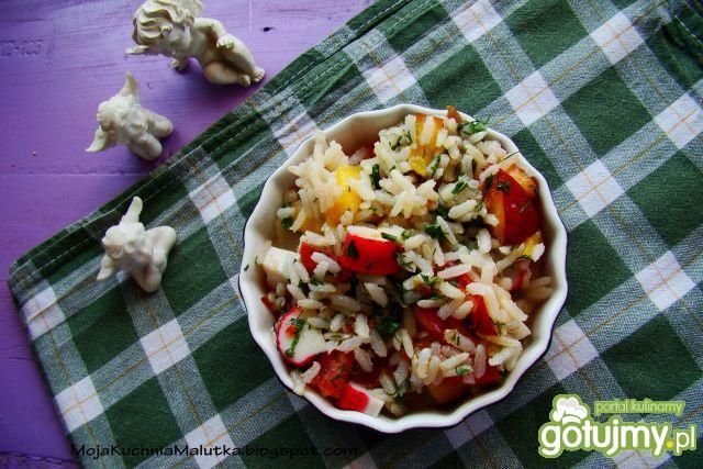 Sałatka ryżowa z nektarynkami i surimi