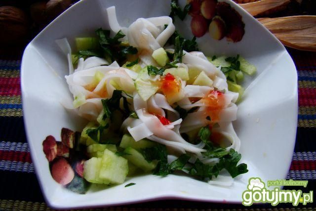 Sałatka  ryżowa z ogórkiem i sosem chill Sałatka  ryżowa z ogórkiem i sosem chill