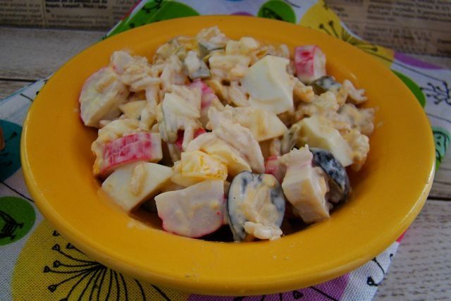 Sałatka ryżowa z oliwkami i surimi Sałatka ryżowa z oliwkami i surimi