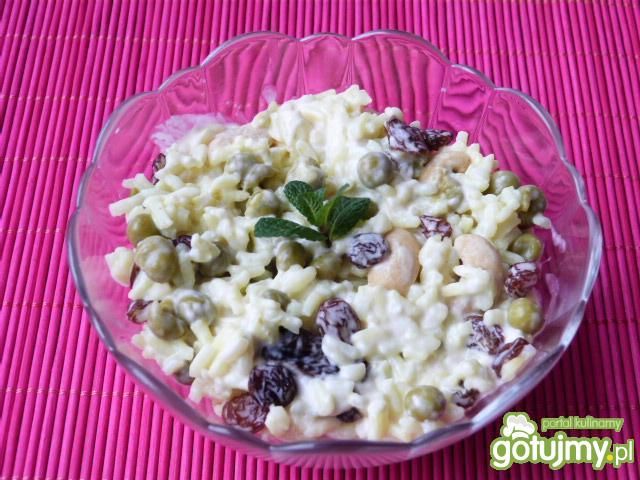 Sałatka ryżowa z orzechami nerkowca Sałatka ryżowa z orzechami nerkowca