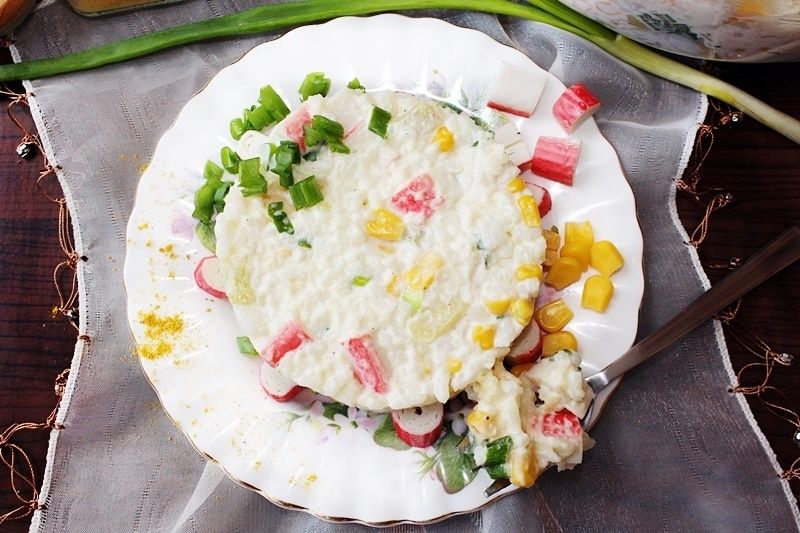 Sałatka ryżowa z paluszkami surimi i nutą curry  Sałatka ryżowa z paluszkami surimi i nutą curry