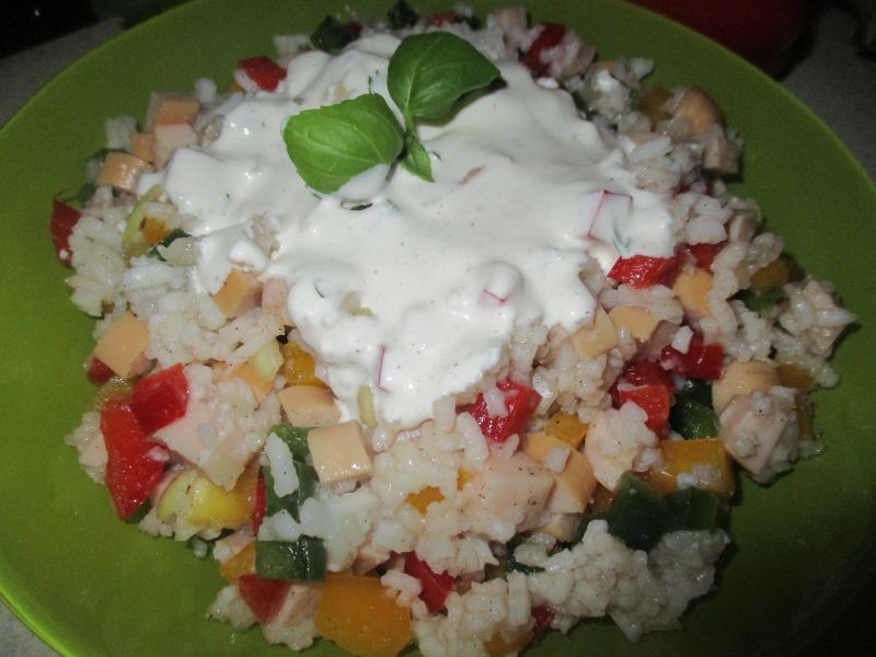 Sałatka ryżowa z parówkami