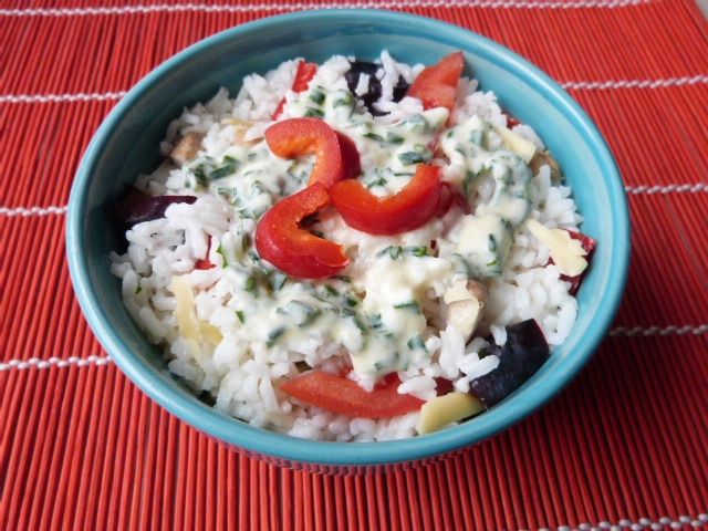 Sałatka ryżowa z pieczonym mięsem i serem