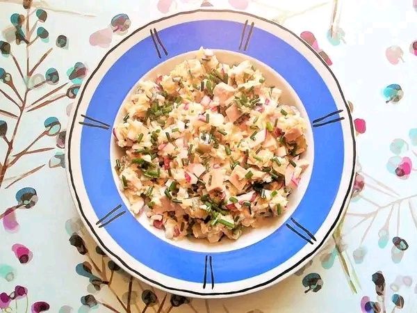 Sałatka ryżowa z rzodkiewką, wędliną, korniszonem 