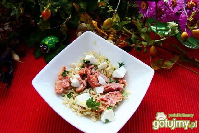Sałatka ryżowa z serem feta i łososiem  Sałatka ryżowa z serem feta i łososiem