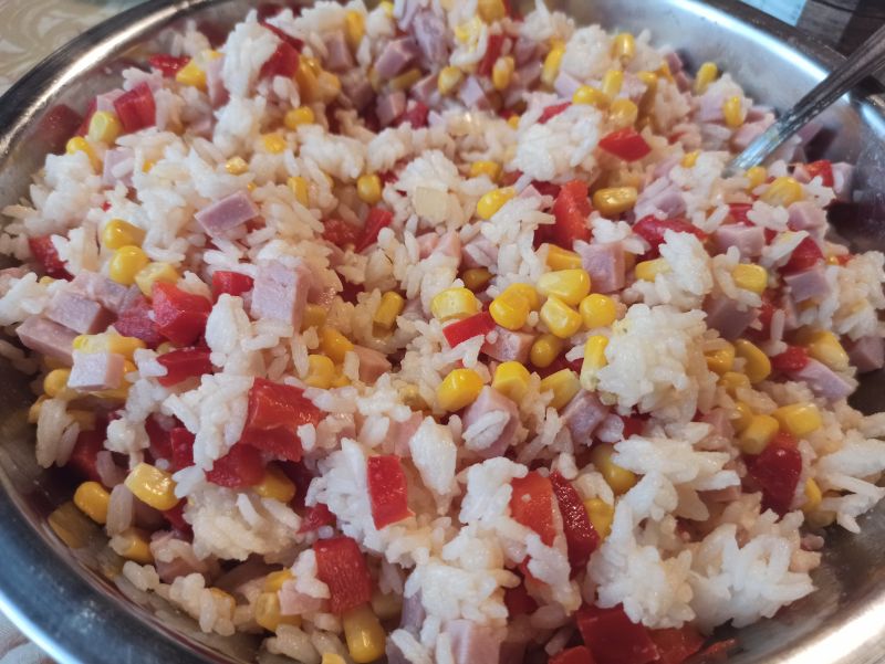 Sałatka ryżowa z sosem musztardowym Sałatka ryżowa z sosem musztardowym