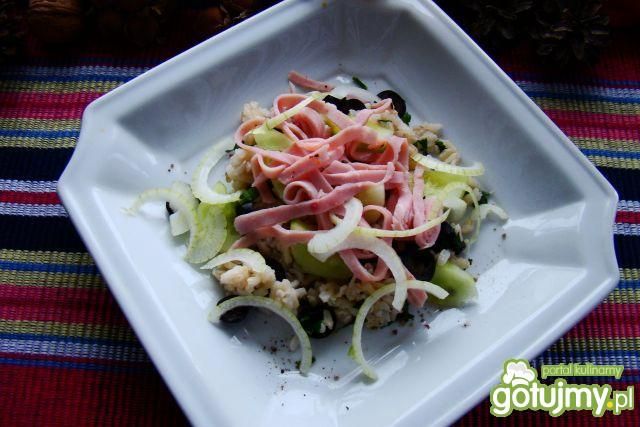 Sałatka ryżowa z szyneczką i ogórkiem  Sałatka ryżowa z szyneczką i ogórkiem
