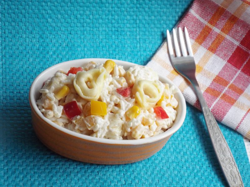 Sałatka ryżowa z tortellini