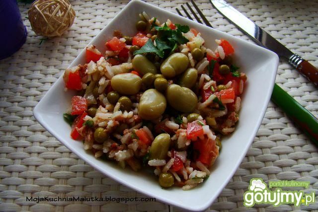 Sałatka ryżowa z tuńczykiem i bobem 