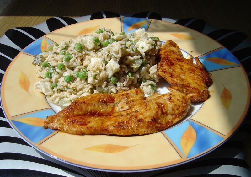 Sałatka ryżowa z tuńczykiem i groszkiem