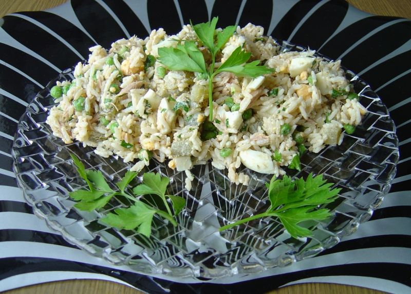 Sałatka ryżowa z tuńczykiem i groszkiem