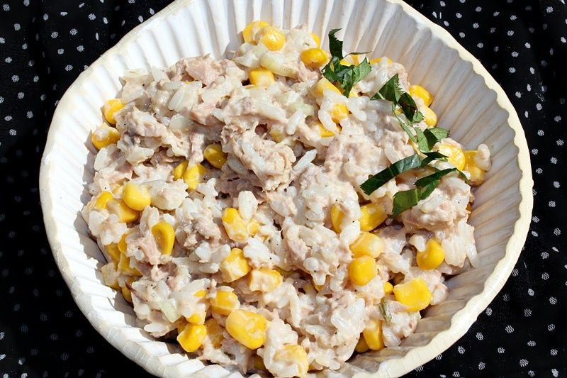 Sałatka ryżowa z tuńczykiem i kukurydzą