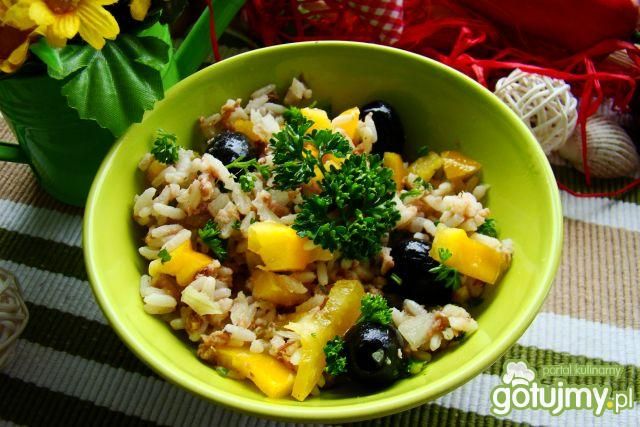 Sałatka ryżowa z tuńczykiem i oliwkami  Sałatka ryżowa z tuńczykiem i oliwkami