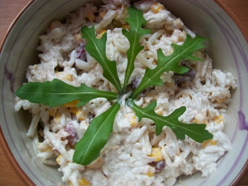 Sałatka ryżowa z tuńczykiem i warzywami