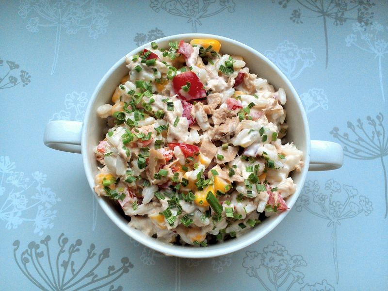 Sałatka ryżowa z tuńczykiem, papryką, kukurydzą Sałatka ryżowa z tuńczykiem, papryką, kukurydzą