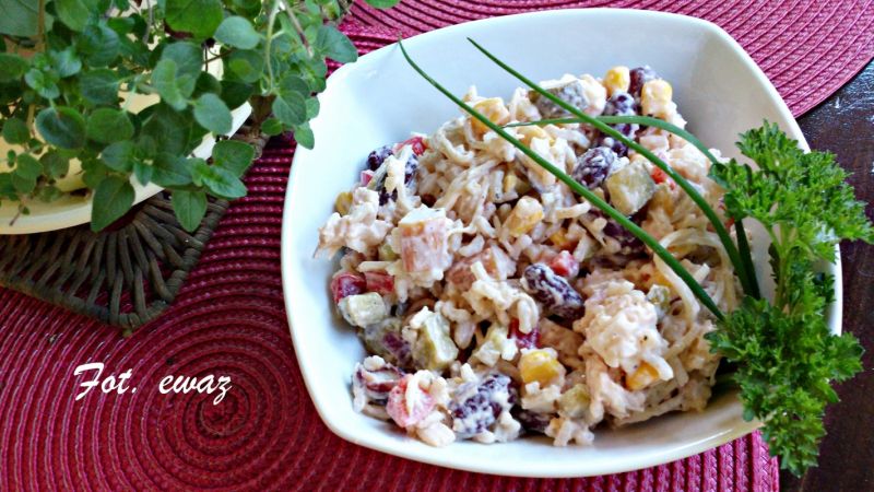 Sałatka ryżowa z wędzonym kurczakiem Sałatka ryżowa z wędzonym kurczakiem