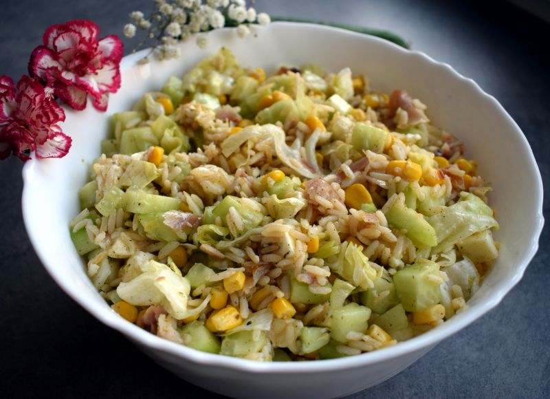 Sałatka ryżowa z wędzonym leszczem i mozzarellą