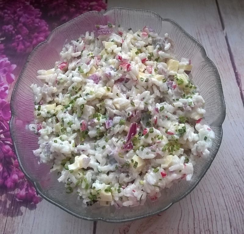 Sałatka ryżowa z żółtym serem, matiasem,rzodkiewką