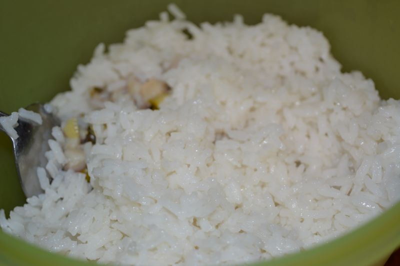 Sałatka ryżowa ze śledziem