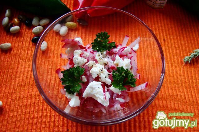 Sałatka rzodkiewkowa z serem feta Sałatka rzodkiewkowa z serem feta