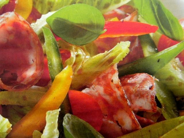 Sałatka rzymska z salami