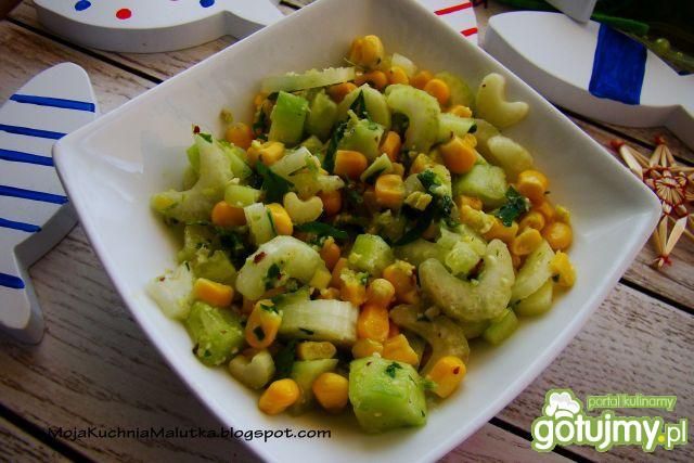 Sałatka selerowa z kukurydzą