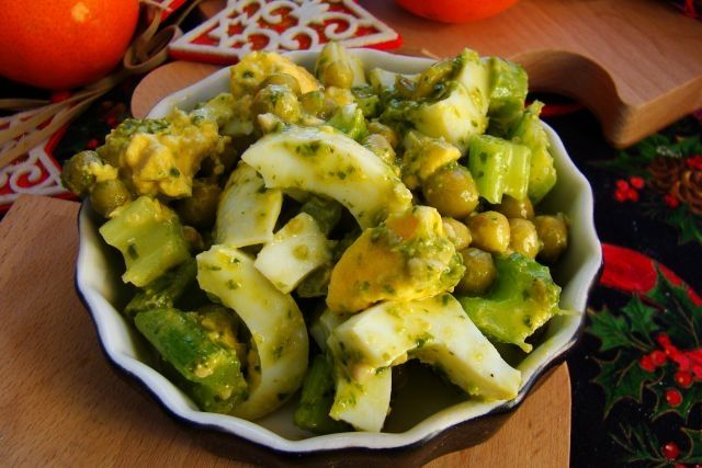 Sałatka selerowa z pesto z pietruchy  Sałatka selerowa z pesto z pietruchy